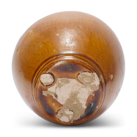 AN AMBER-GLAZED POTTERY JAR AND COVER - фото 3