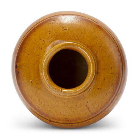 AN AMBER-GLAZED POTTERY JAR AND COVER - фото 4