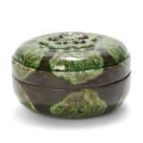 A GREEN AND MARBLE-GLAZED BOX AND COVER - Foto 1