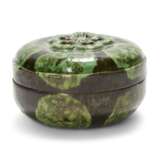 A GREEN AND MARBLE-GLAZED BOX AND COVER - Foto 2