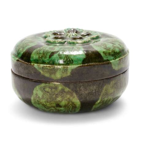 A GREEN AND MARBLE-GLAZED BOX AND COVER - photo 2