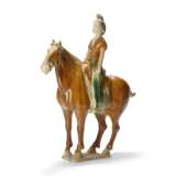 A GROUP OF THREE TANG-STYLE SANCAI-GLAZED POTTERY EQUESTRIAN FIGURES - Foto 3
