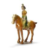 A GROUP OF THREE TANG-STYLE SANCAI-GLAZED POTTERY EQUESTRIAN FIGURES - Foto 9