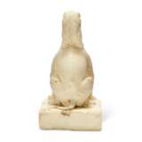 A CARVED MARBLE FIGURE OF A SEATED LION - Foto 3