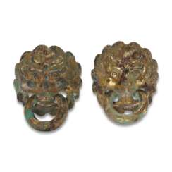 A SMALL PAIR OF GILT-BRONZE 'LION' MASK-FORM FITTINGS WITH LOOSE RINGS