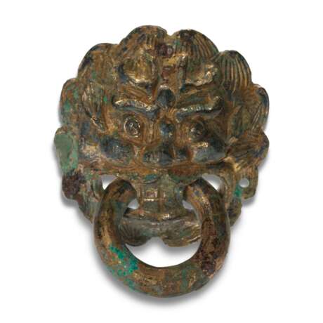 A SMALL PAIR OF GILT-BRONZE 'LION' MASK-FORM FITTINGS WITH LOOSE RINGS - photo 2