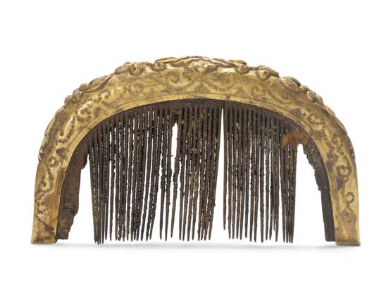 A WOOD AND METAL REPOUSSÉ 'BOYS AND LOTUS' COMB - photo 2