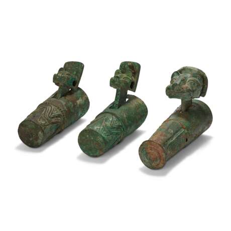 A GROUP OF THREE BRONZE CHARIOT FITTINGS - фото 1