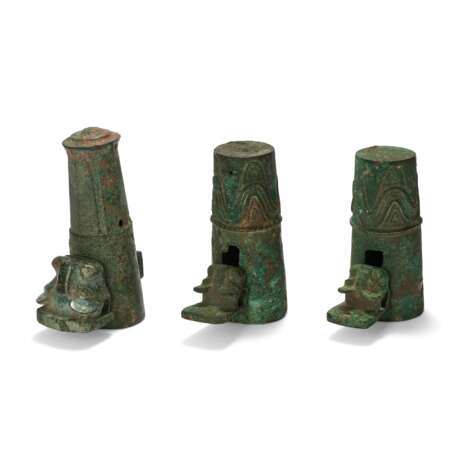 A GROUP OF THREE BRONZE CHARIOT FITTINGS - фото 2