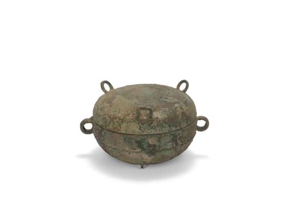 AN ARCHAIC BRONZE RITUAL FOOD VESSEL AND COVER, DOU - Foto 1