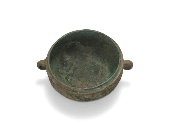 AN ARCHAIC BRONZE RITUAL FOOD VESSEL AND COVER, DOU - photo 4