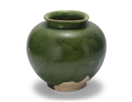 A LARGE GREEN-GLAZED GLOBULAR JAR - Foto 1