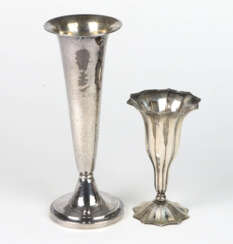 2 Trichter Vasen - Silber