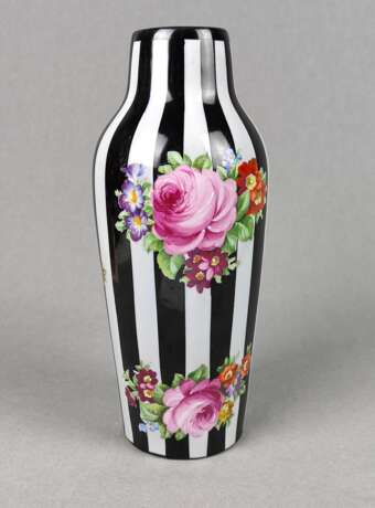 Vase Blüten auf Streifendekor - фото 1