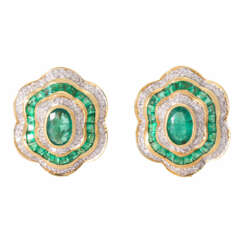 Earrings with emeralds and diamonds of total ca. 0,28 ct