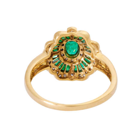 Ring with emeralds and diamonds of total approx. 0,15 ct, - photo 3