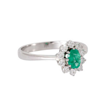 WEMPE ring with emerald surrounded by 10 diamonds total approx. 0.2 ct, - фото 1