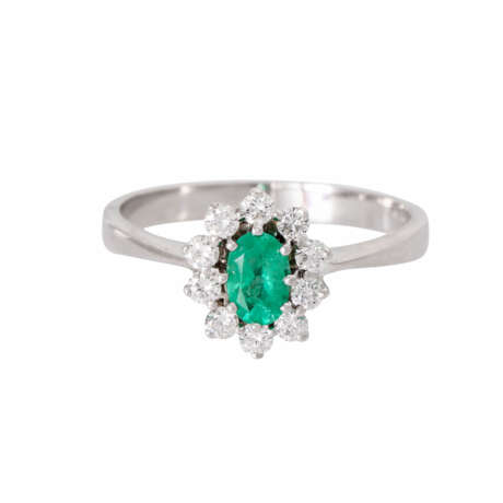 WEMPE ring with emerald surrounded by 10 diamonds total approx. 0.2 ct, - фото 2