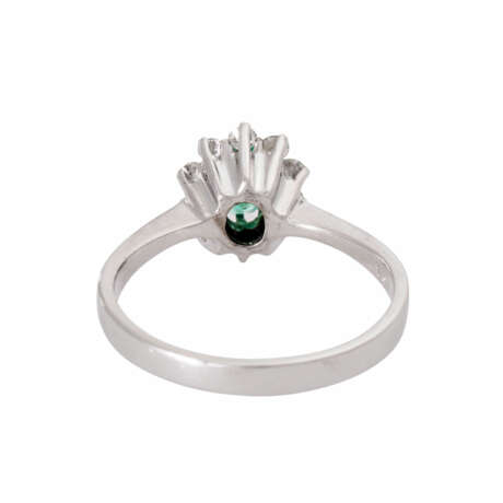 WEMPE ring with emerald surrounded by 10 diamonds total approx. 0.2 ct, - фото 3