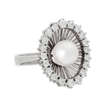 Fine pearl ring with diamonds of total approx. 0,76 ct, - фото 1