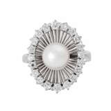 Fine pearl ring with diamonds of total approx. 0,76 ct, - photo 2
