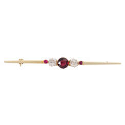 Bar brooch with garnet rose, 2 old-cut diamonds together ca. 0,7 ct,