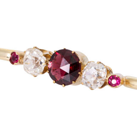 Bar brooch with garnet rose, 2 old-cut diamonds together ca. 0,7 ct, - фото 3