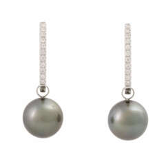 Folding creoles with Tahitian pearls and diamonds total ca. 0,22 ct,