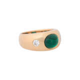 Band ring with oval emerald cabochon and 2 diamonds total ca. 0,5 ct, - фото 1