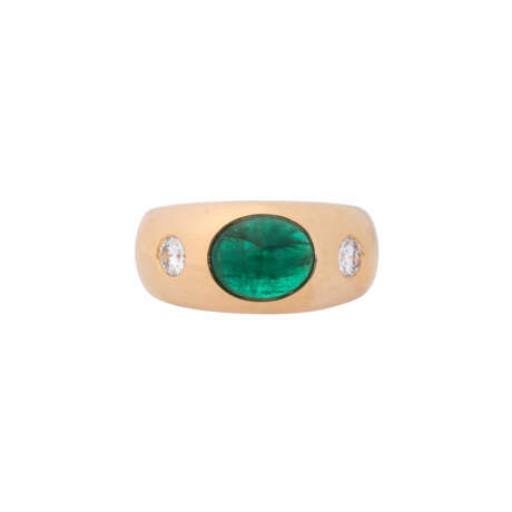Band ring with oval emerald cabochon and 2 diamonds total ca. 0,5 ct, - фото 2