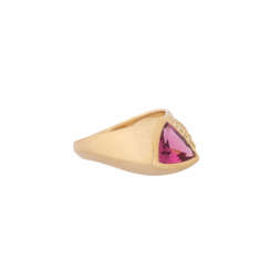 Ring with raspberry tourmaline and diamonds total ca. 0,15 ct,