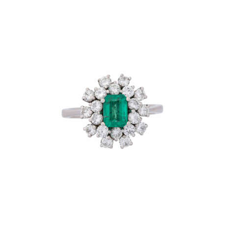 Ring with emerald ca. 0,56 ct surrounded by brilliant-cut diamonds total ca. 0,9 ct, - фото 2