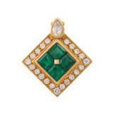 Fine clip pendant with 4 emerald carrÃ©s and diamonds total approx. 0.5 ct, - фото 1