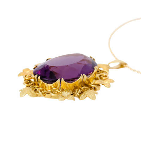 Pendant with oval amethyst surrounded by vine leaves, - photo 4