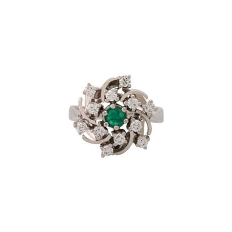 Ring with emerald surrounded by diamonds total ca. 0,62 ct, - фото 2