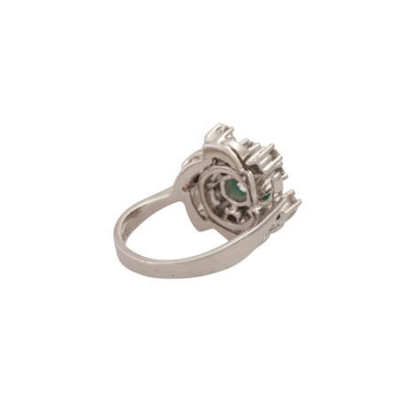 Ring with emerald surrounded by diamonds total ca. 0,62 ct, - фото 3