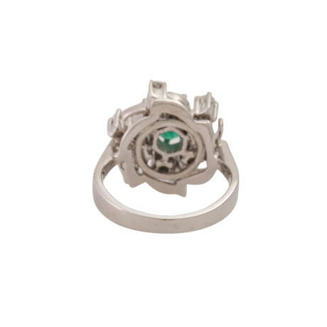 Ring with emerald surrounded by diamonds total ca. 0,62 ct, - фото 4