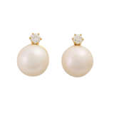 Pair of stud earrings with 1 South Sea cultured pearl each, d.: ca. 12 mm, - photo 1