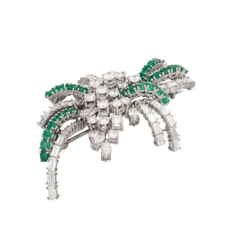 Brooch with emeralds and diamonds - photo 4