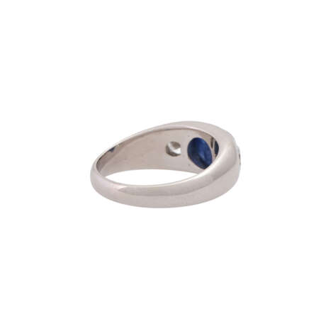 Ring with sapphire cabochon and diamonds - photo 3