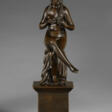 A BRONZE FIGURE OF A SEATED NUDE WOMAN BRAIDING HER HAIR - Auktionsarchiv