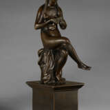 A BRONZE FIGURE OF A SEATED NUDE WOMAN BRAIDING HER HAIR - фото 2