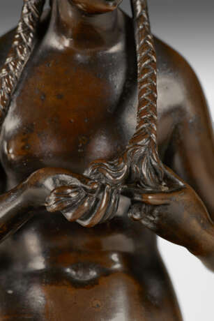 A BRONZE FIGURE OF A SEATED NUDE WOMAN BRAIDING HER HAIR - фото 8