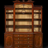 A GEORGE III MAHOGANY SECR&#201;TAIRE BREAKFRONT BOOKCASE - фото 2