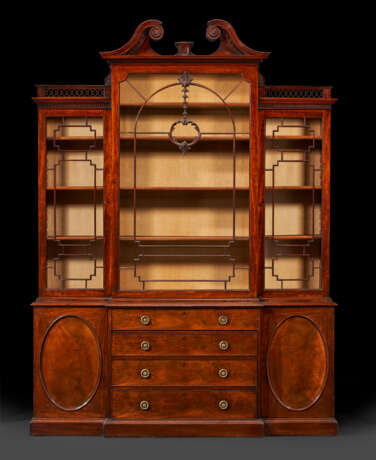 A GEORGE III MAHOGANY SECR&#201;TAIRE BREAKFRONT BOOKCASE - фото 2