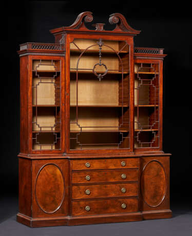 A GEORGE III MAHOGANY SECR&#201;TAIRE BREAKFRONT BOOKCASE - photo 3