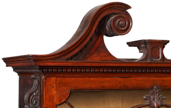 A GEORGE III MAHOGANY SECR&#201;TAIRE BREAKFRONT BOOKCASE - фото 4