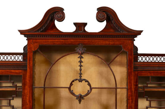 A GEORGE III MAHOGANY SECR&#201;TAIRE BREAKFRONT BOOKCASE - фото 5