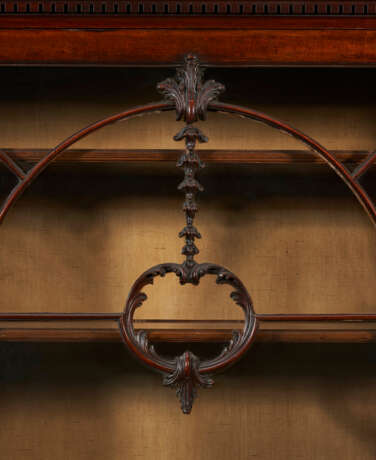 A GEORGE III MAHOGANY SECR&#201;TAIRE BREAKFRONT BOOKCASE - фото 6