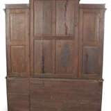 A GEORGE III MAHOGANY SECR&#201;TAIRE BREAKFRONT BOOKCASE - photo 7